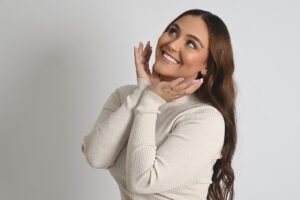 mujer con diseño de sonrisa en cerámica